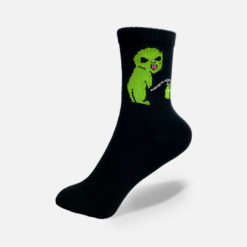 Hohe Baumwollsocken in schwarz mit Alien am pinkeln Motiv