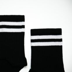 Hohe Baumwollsocken in schwarz mit weißen Streifen