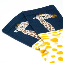 Hohe Baumwollsocken in weiss und blau mit Giraffen Motiv