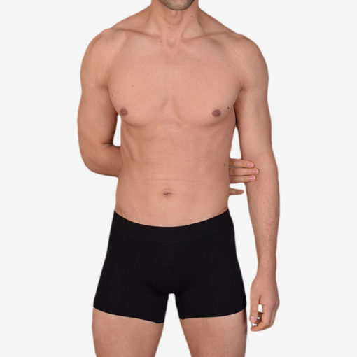 Bambus Boxershorts für Herren in Schwarz auf Modell